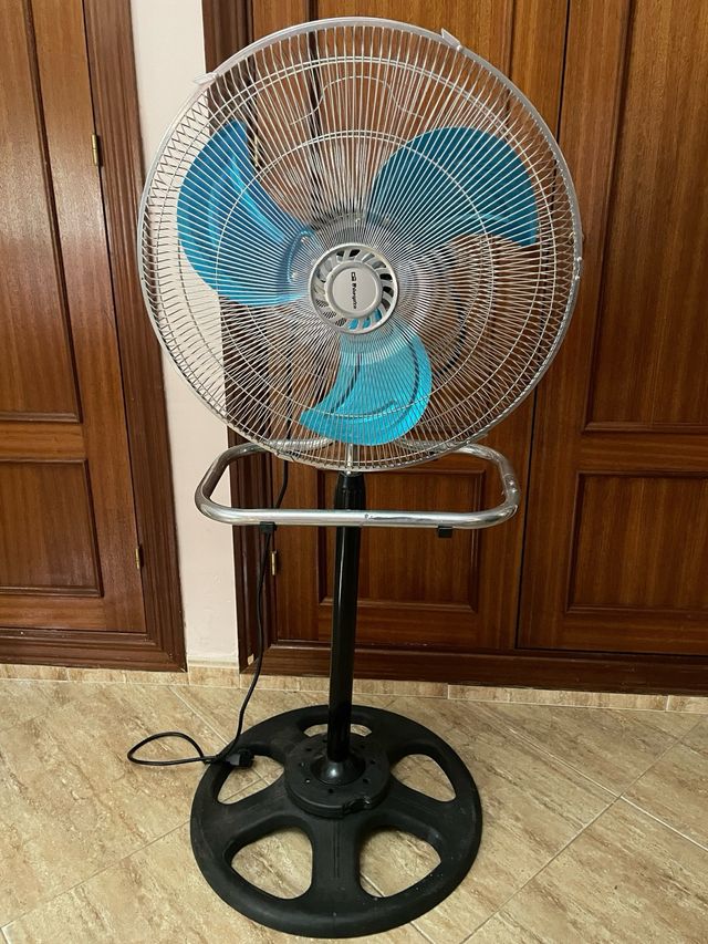 Ventilador de Pie Metálico Plateado