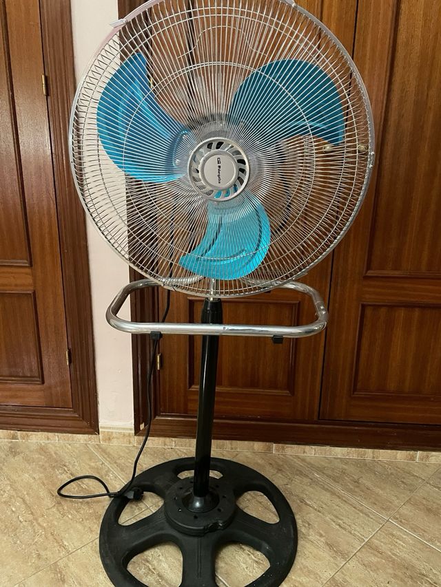 Ventilador de Pie Metálico Plateado