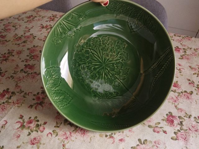 Plato verde con relieve floral