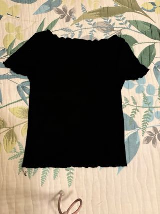 Camiseta Pull and Bear negra escote fruncido