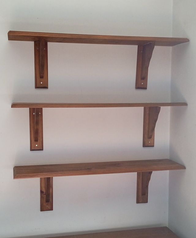 Tre ripiani in legno