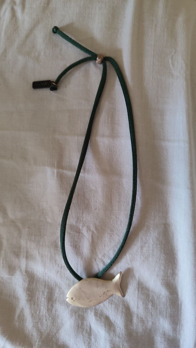 ciondolo pesce in argento con cordino verde