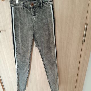 Pantalón Bershka gris con raya lateral