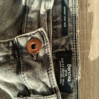 Pantalón Bershka gris con raya lateral