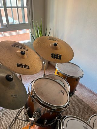 Batería marca Gretsch de madera de arce.