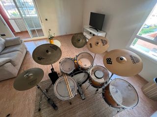 Batería marca Gretsch de madera de arce.