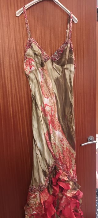 Vestido de fiesta con abalorios y volantes
