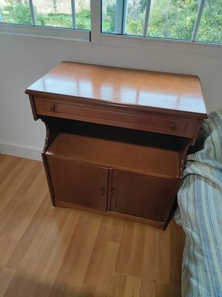 Mesita antigua de madera. Buen estado