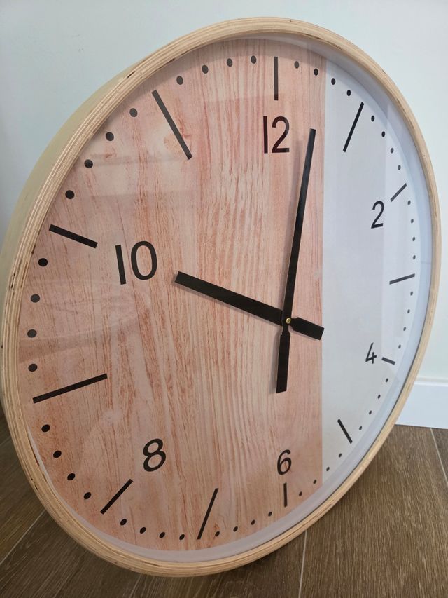 Reloj de pared moderno madera y blanco