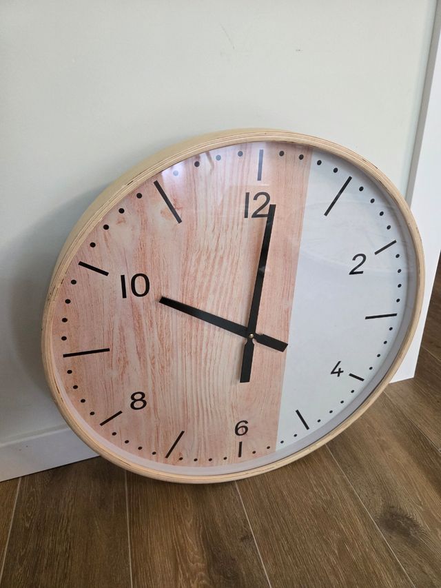 Reloj de pared moderno madera y blanco