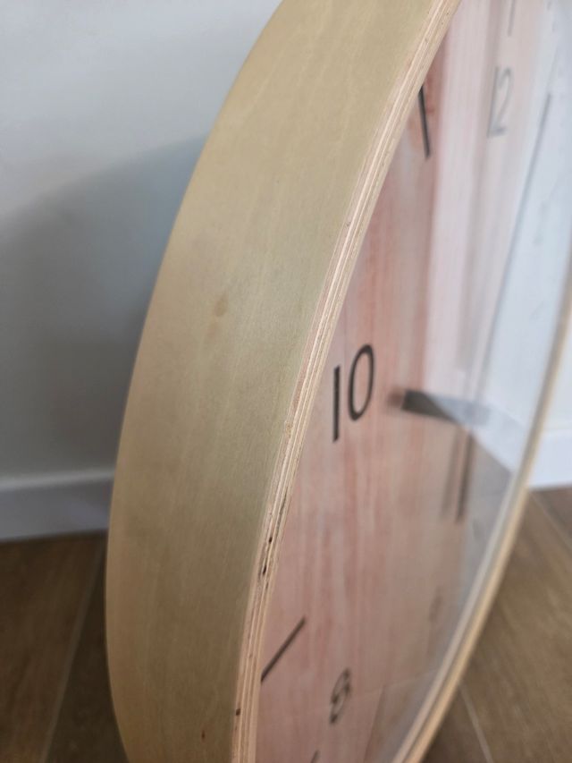 Reloj de pared moderno madera y blanco