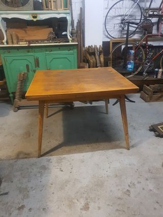 Mesa de comedor de madera
