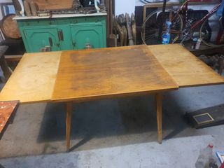 Mesa de comedor de madera