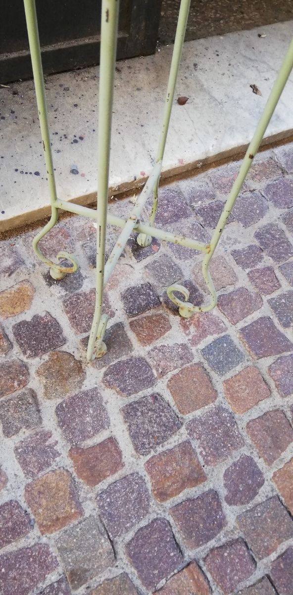 Portavaso vintage alto in ferro battuto