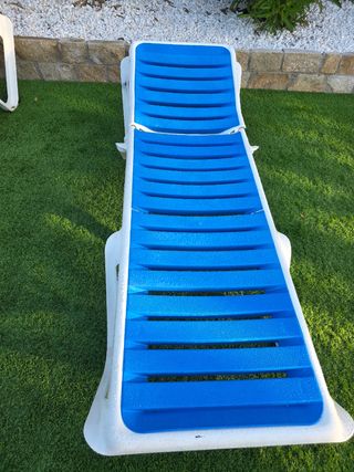Hamacas de piscina azules y blancas
