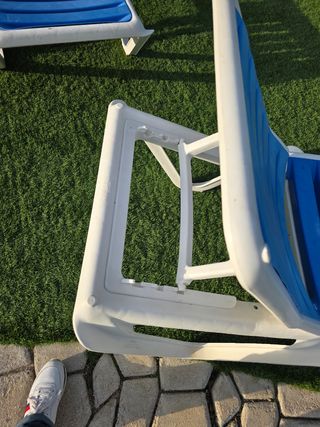Hamacas de piscina azules y blancas