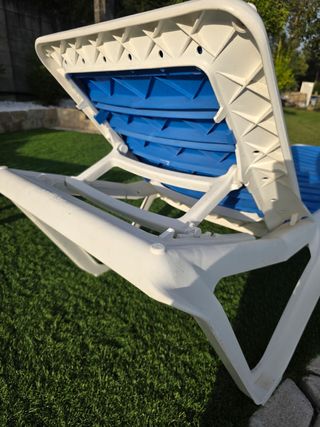 Hamacas de piscina azules y blancas