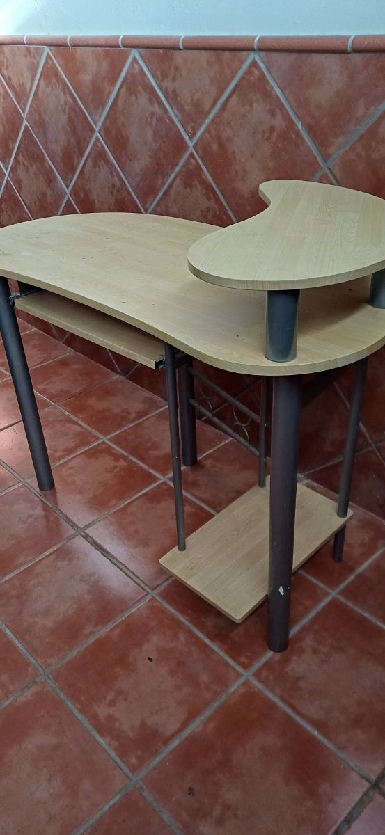 Mesa de escritorio madera y metal