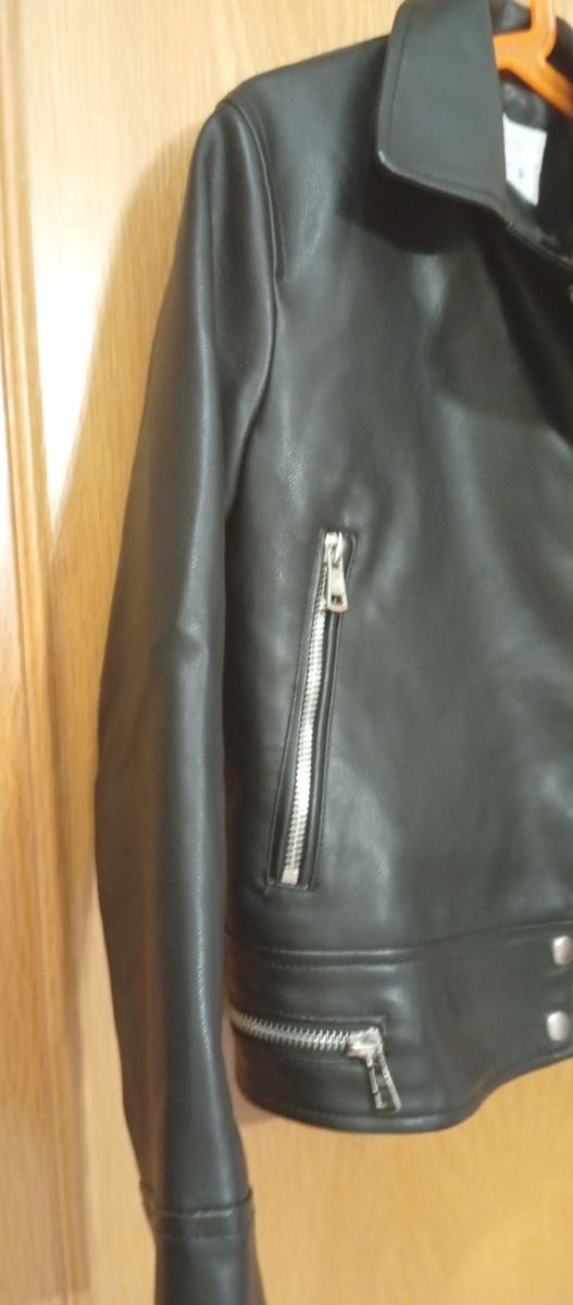 Cazadora efecto piel Zara Talla 8 niña