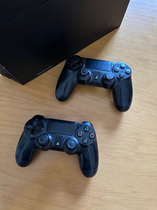 PS4 (PlayStation 4) Negra con 2 Mandos