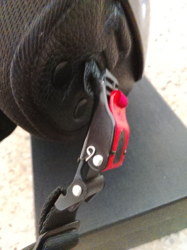 Casco de moto negro con visera