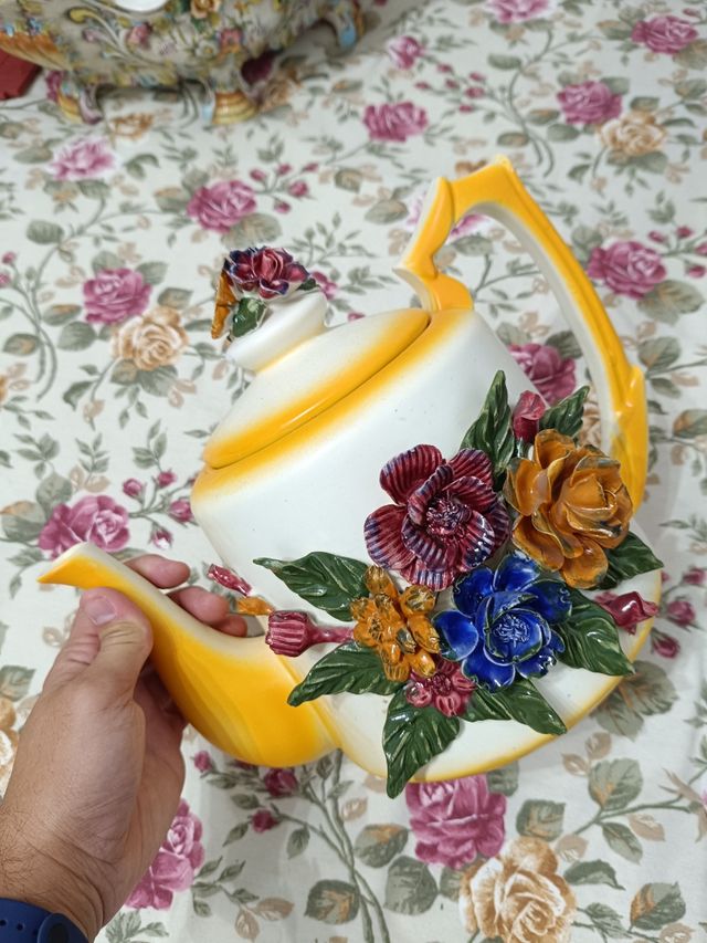 Tetera de cerámica decorada con flores