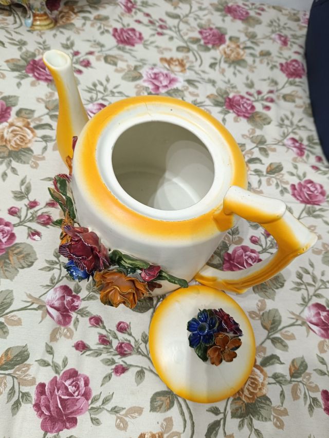Tetera de cerámica decorada con flores
