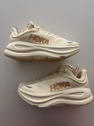 Zapatilla Hoka Bondi 9 Beige/Dorado