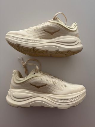 Zapatilla Hoka Bondi 9 Beige/Dorado