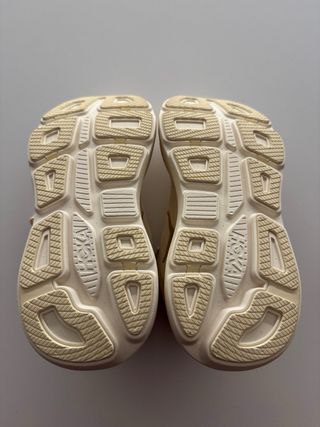 Zapatilla Hoka Bondi 9 Beige/Dorado