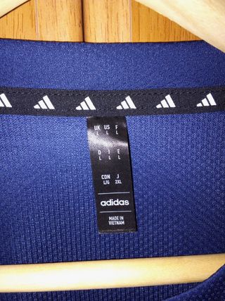 Camiseta Adidas Talla L Azul marino.
