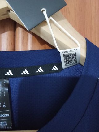 Camiseta Adidas Talla L Azul marino.