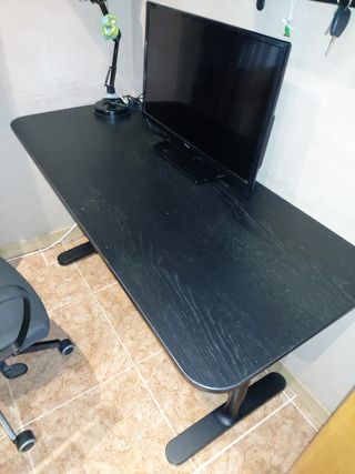 Escritorio negro de madera y metal
No hago envíos 