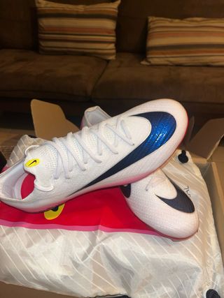 Botas de fútbol Nike Mercurial blancas
