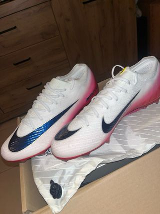 Botas de fútbol Nike Mercurial blancas
