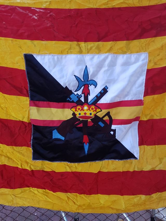 ESPECTACULAR Y ANTIGUA BANDERA DE LA LEGIÓN BORDAD