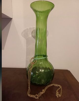 Jarrón de cristal verde con cadena dorada