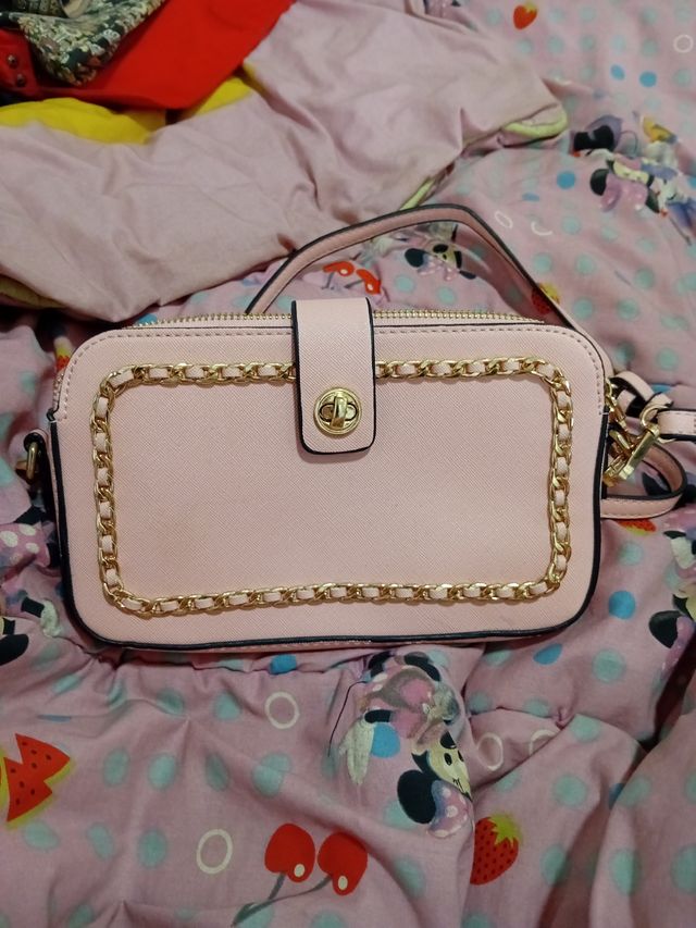 Bolso rosa con cadena dorada