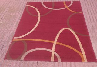Alfombra moderna roja con círculos beige