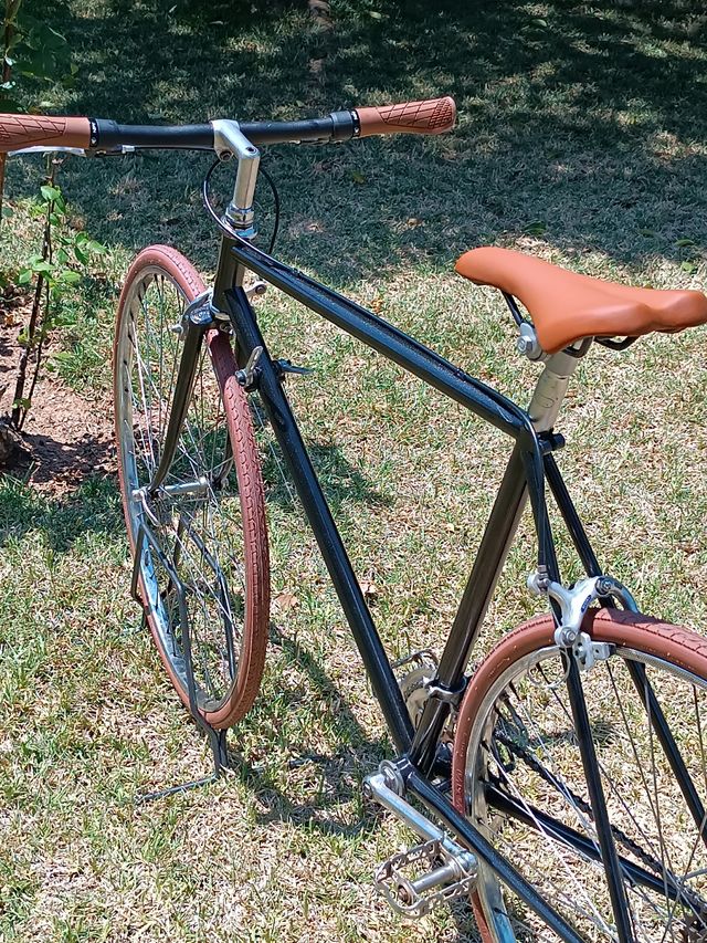 Bicicleta de ciudad negra