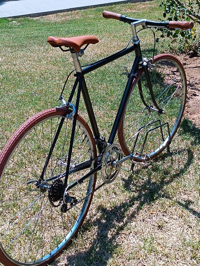Bicicleta de ciudad negra