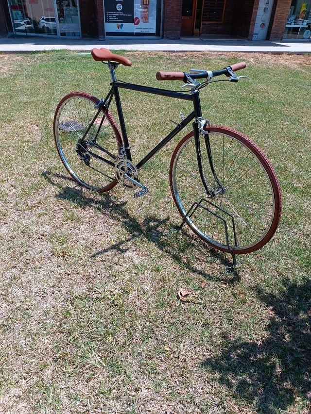 Bicicleta de ciudad negra