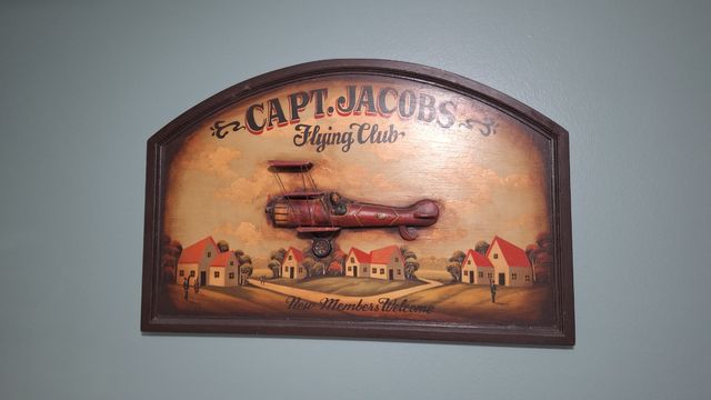 Cuadro Capt. Jacobs Flying Club grande, en madera 