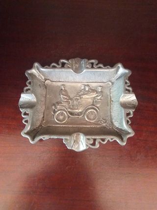 Cenicero de metal con diseño de coche antiguo