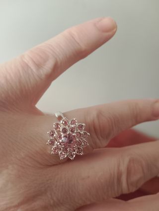 Anillo plateado con pedrería