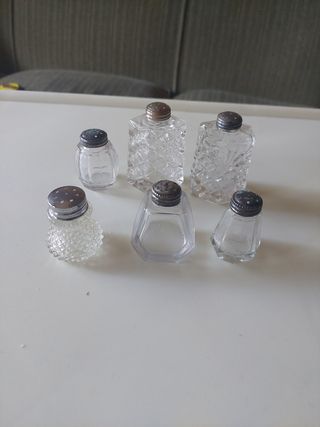Saleros antiguo de cristal con tapa de plata.