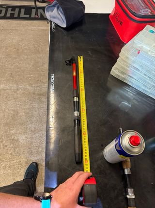 Dos cañas de pescar antiguas