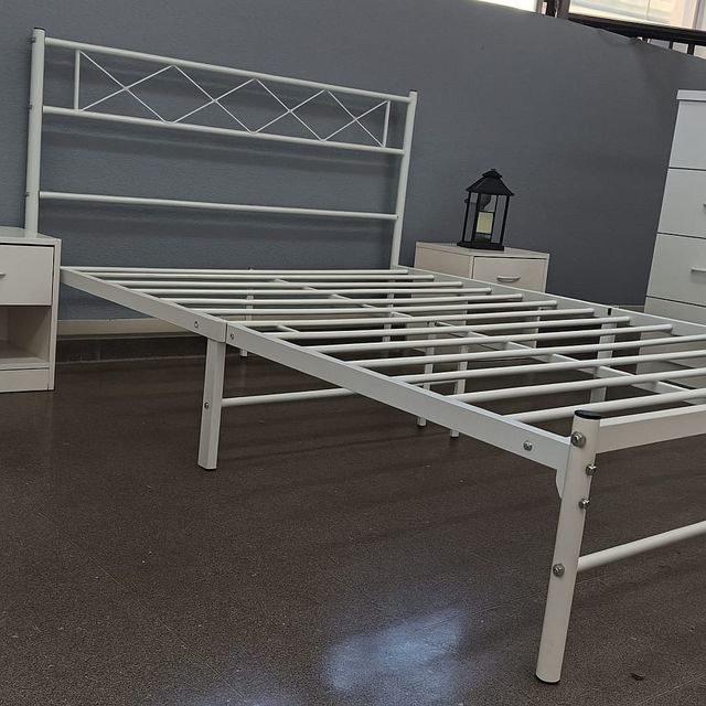 Letto matrimoniale nero + 2 tavoli bianchi