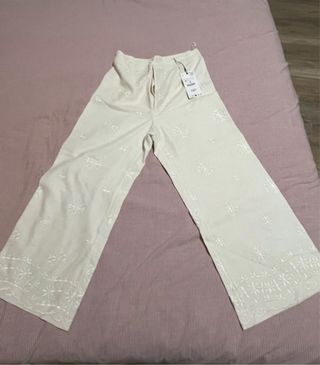 Calças de linho brancas bordadas