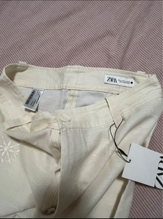 Calças de linho brancas bordadas